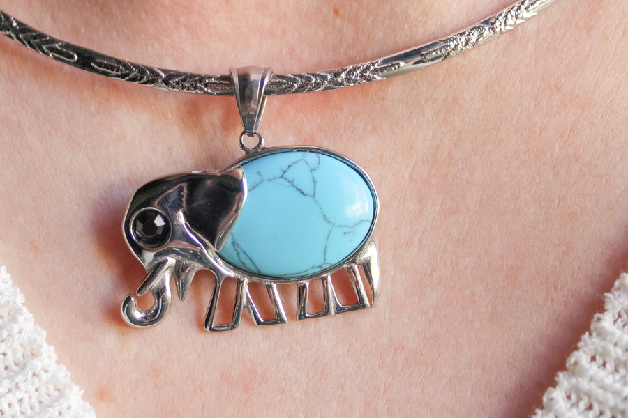 COLLAR RIGIDO CON ELEFANTE