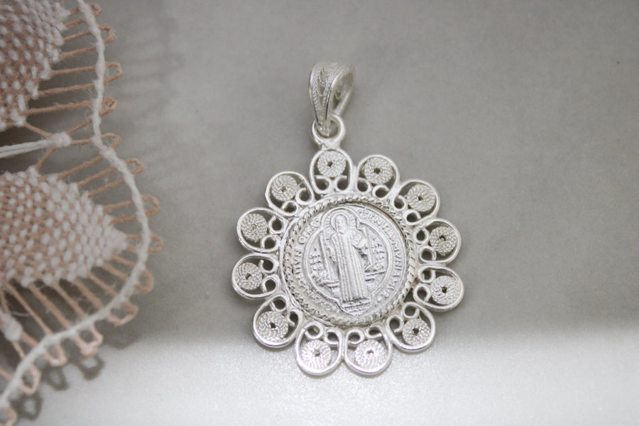 DIJE SAN BENITO DETALLE EN FILIGRANA