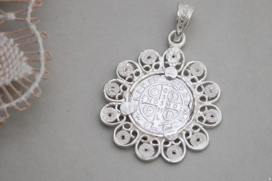 DIJE SAN BENITO DETALLE EN FILIGRANA