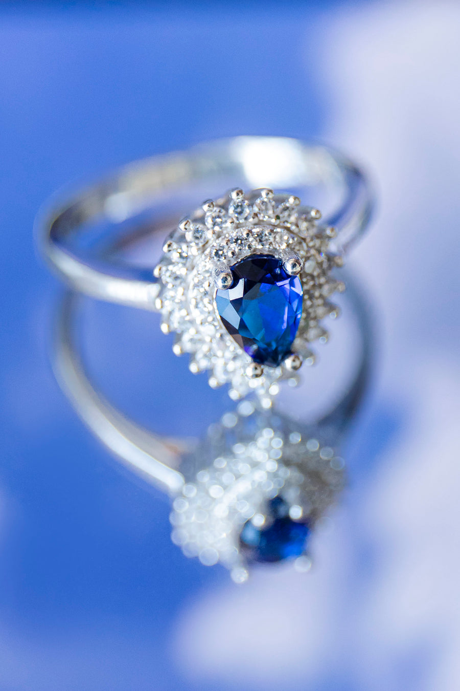 Anillo gota azul zafiro