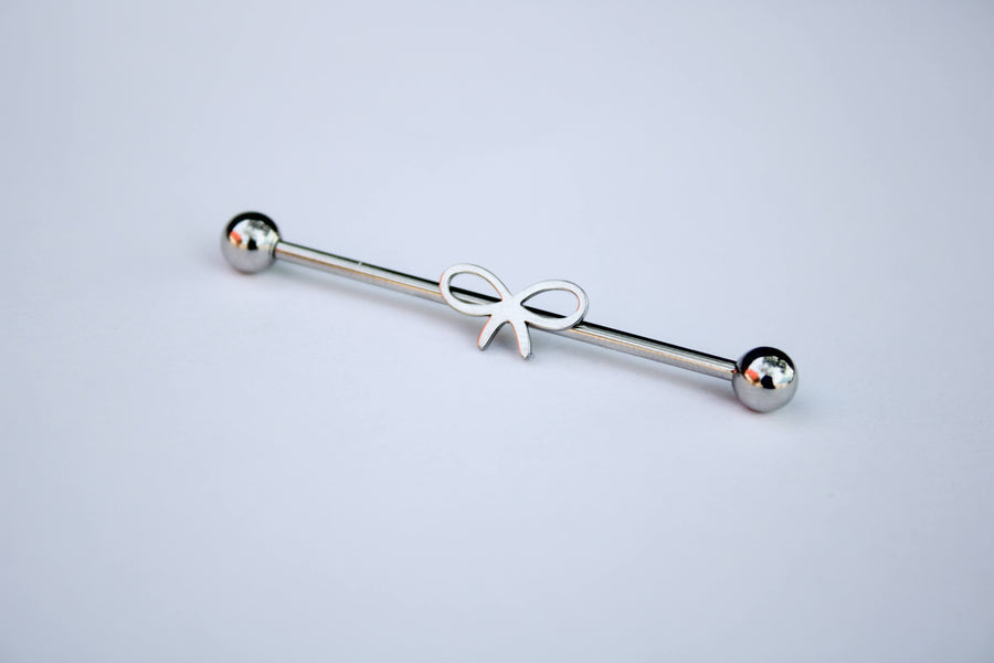 Piercing transversal acero plateado con diseño moño - Silver Line